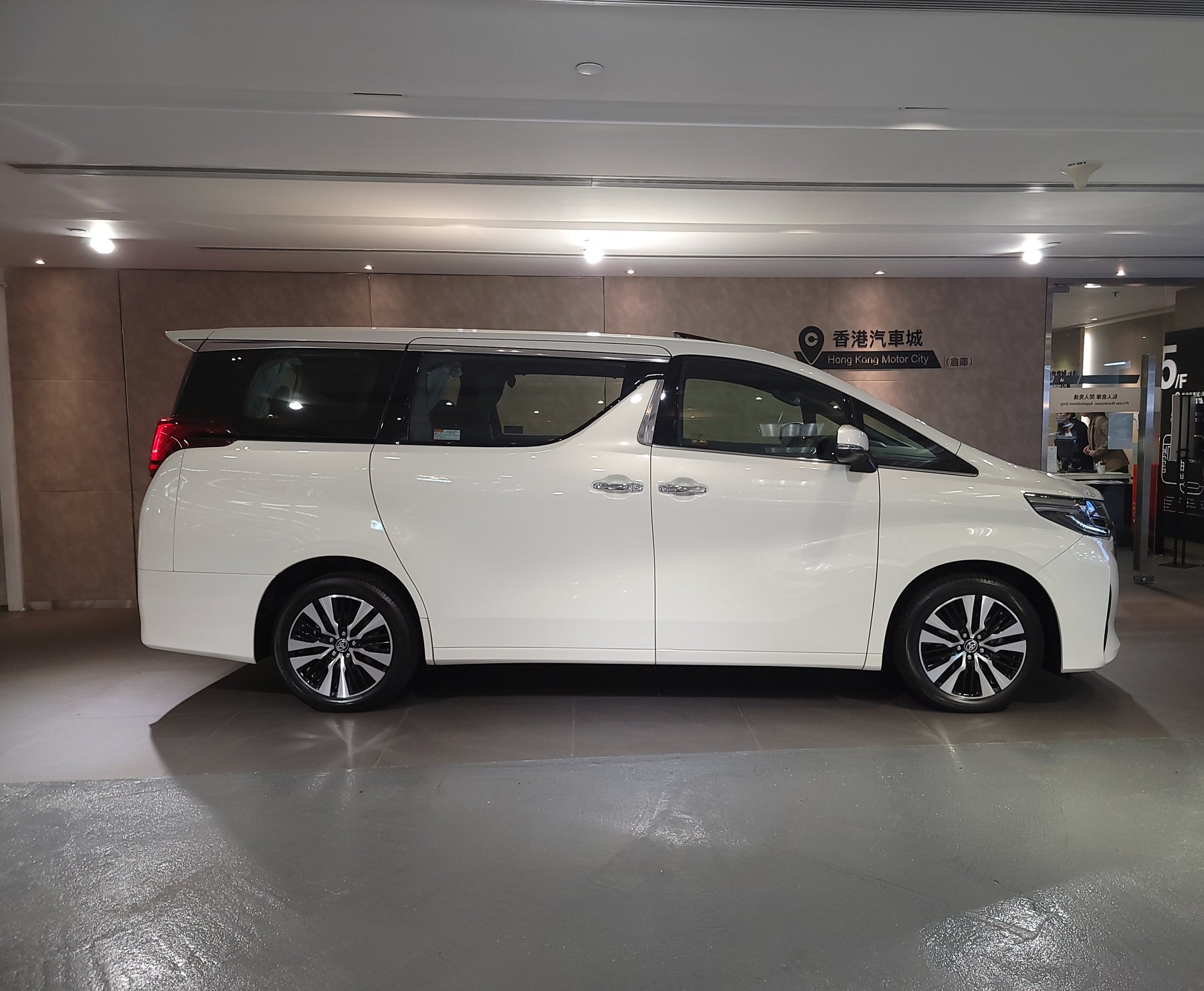 2020 Alphard Executive Lounge