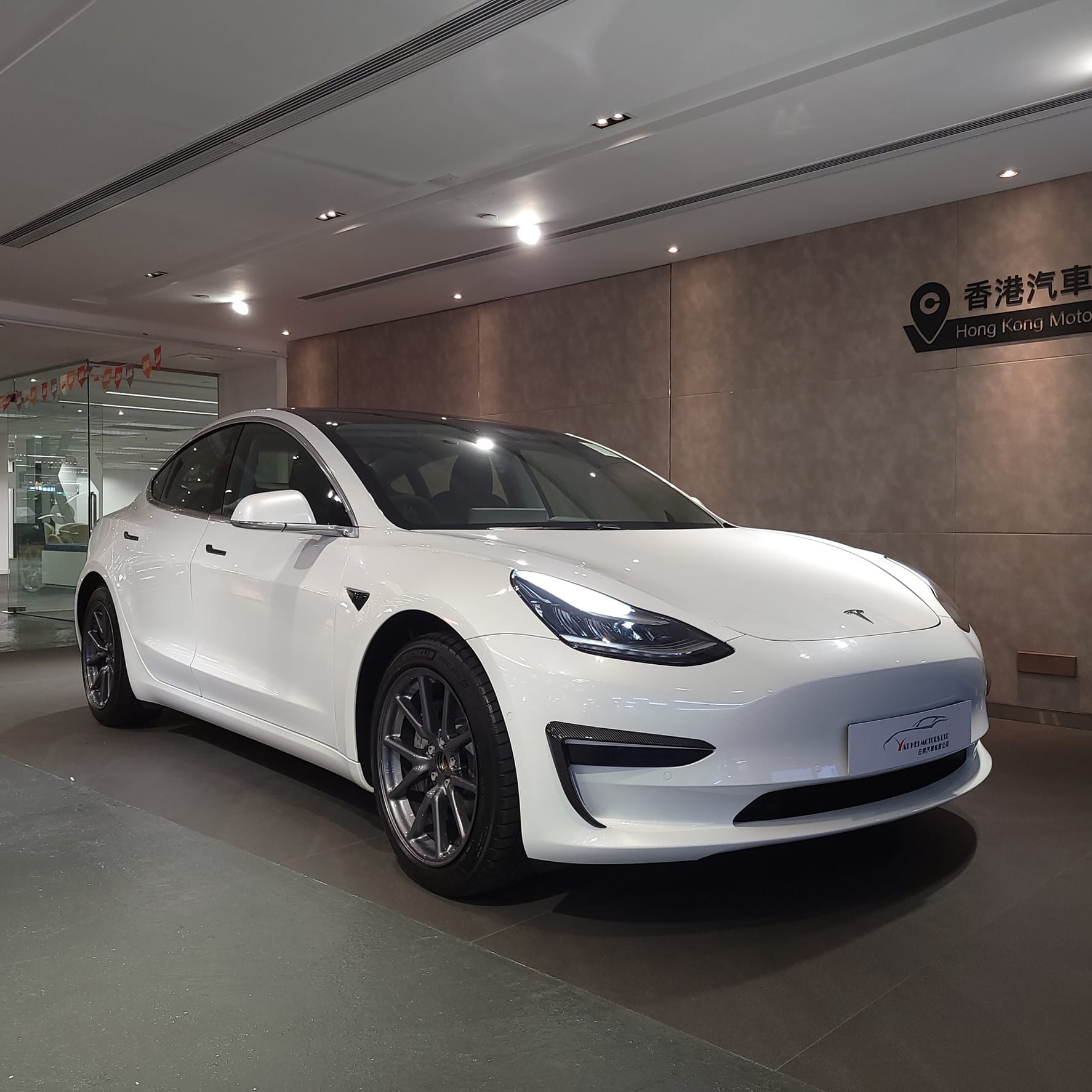 Model 3 store sr plus